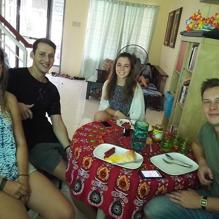 Happy To Mingle Airport Hostel Manila Paranaque City Esterno foto