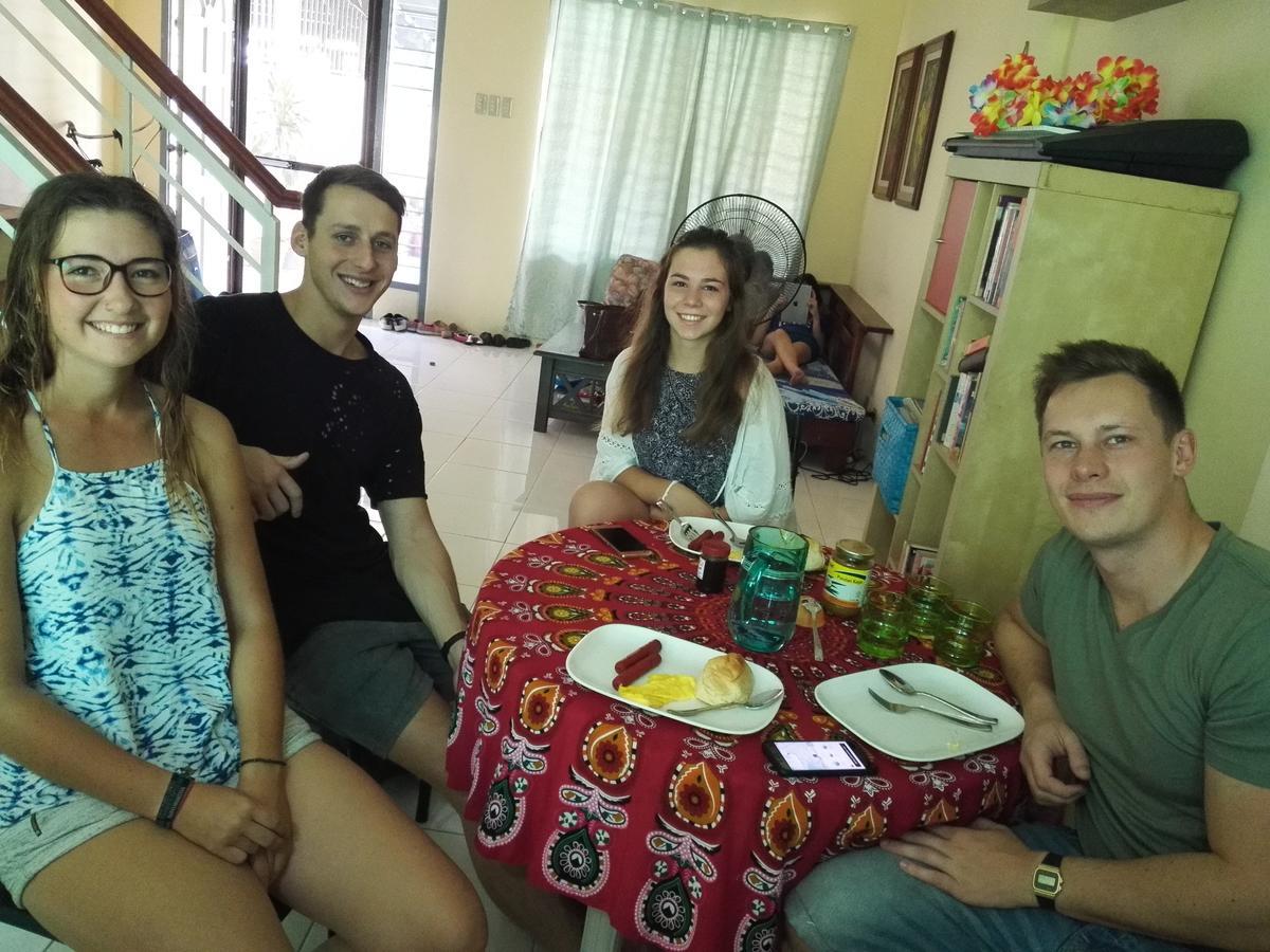Happy To Mingle Airport Hostel Manila Paranaque City Esterno foto
